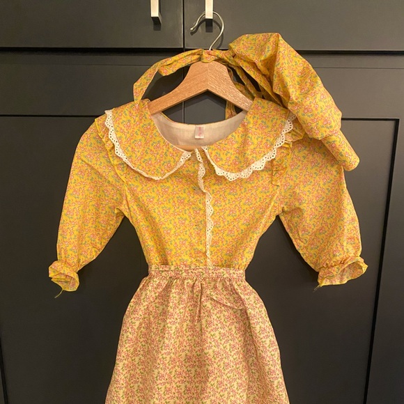 Laura Ingalls Wilder Dress with Apron and Bonnet (Prairie Dress) - Picture 2 of 10